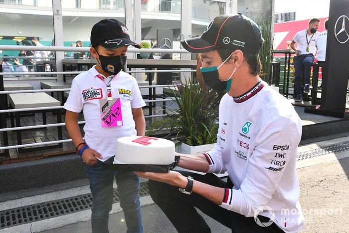 Joven aficionado con Esteban Gutiérrez, Mercedes AMG