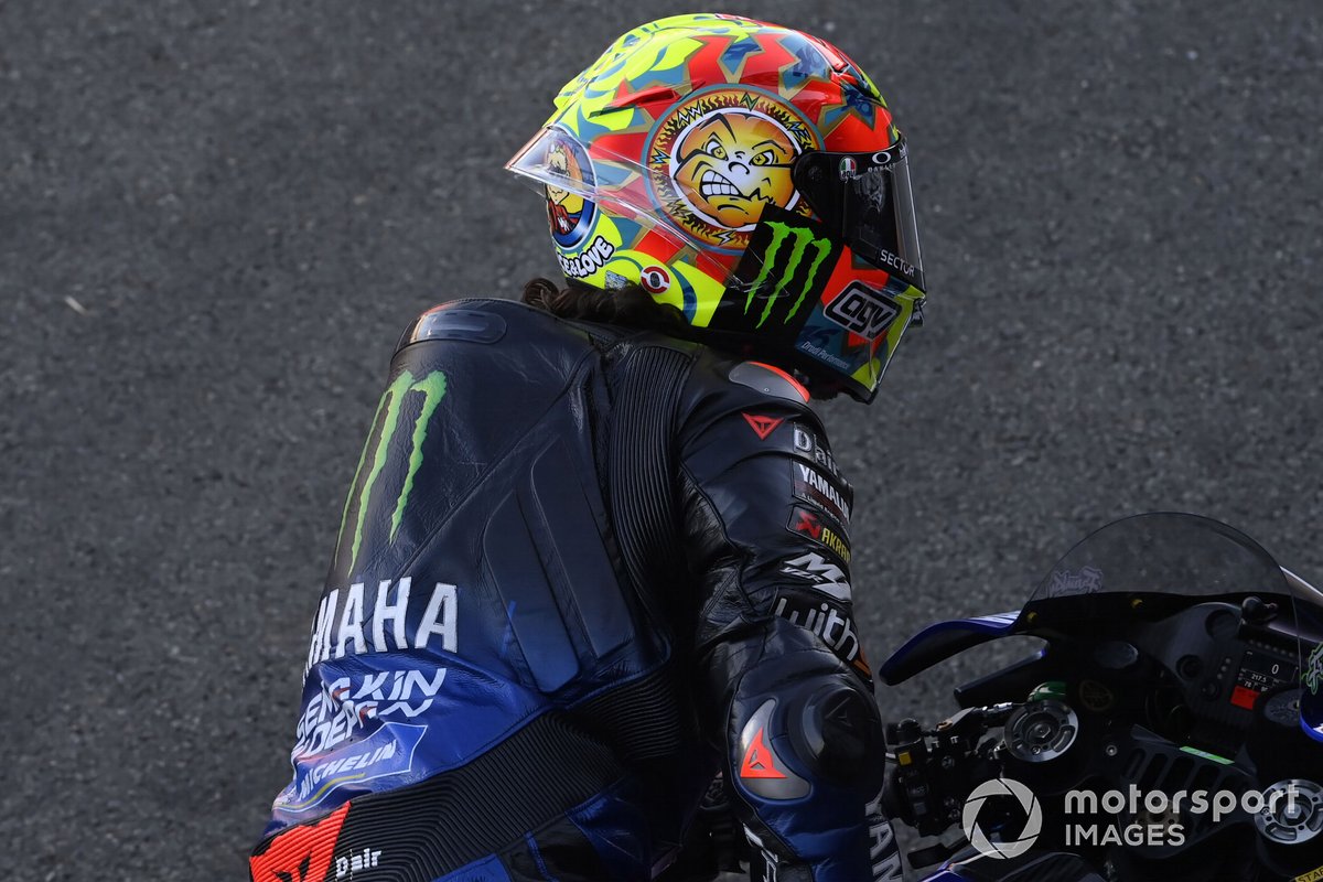 Franco Morbidelli avec le casque "Peace&Love" de Valentino Rossi en 1999