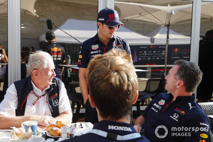 Helmut Marko, asesor, Red Bull Racing, Sergio Pérez, Red Bull Racing y Christian Horner, director del equipo, Red Bull Racing