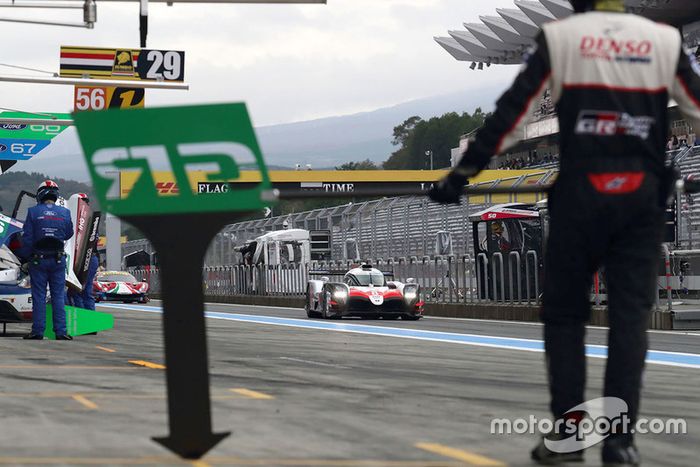 #8 Toyota Gazoo Racing Toyota TS050: Sebastien Buemi, Kazuki Nakajima, Fernando Alonso, en pitlane