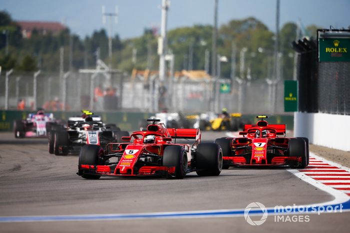 Sebastian Vettel, Ferrari SF71H, Kimi Raikkonen, Ferrari SF71H, Kevin Magnussen, Haas F1 Team VF-18