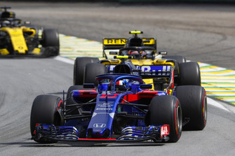 Pierre Gasly, Scuderia Toro Rosso STR13, devant Carlos Sainz Jr., Renault Sport F1 Team R.S. 18, et Nico Hulkenberg, Renault Sport F1 Team R.S. 18
