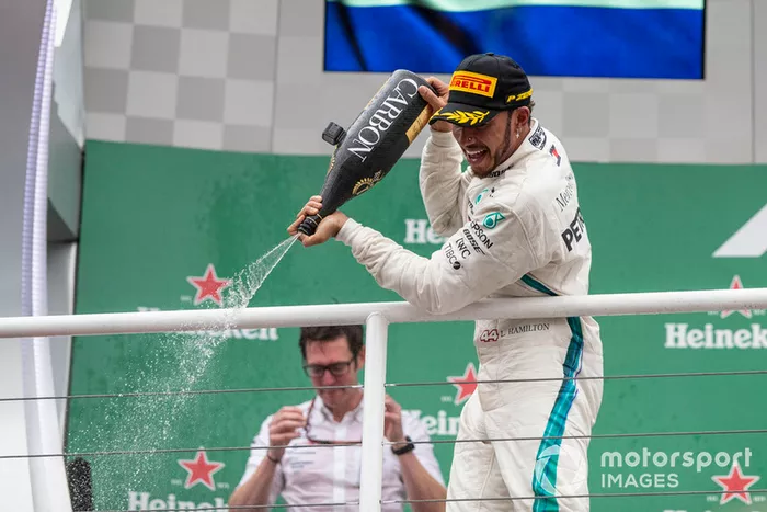 No ano passado, o título da Mercedes veio no Brasil, logo após o penta de Hamilton.