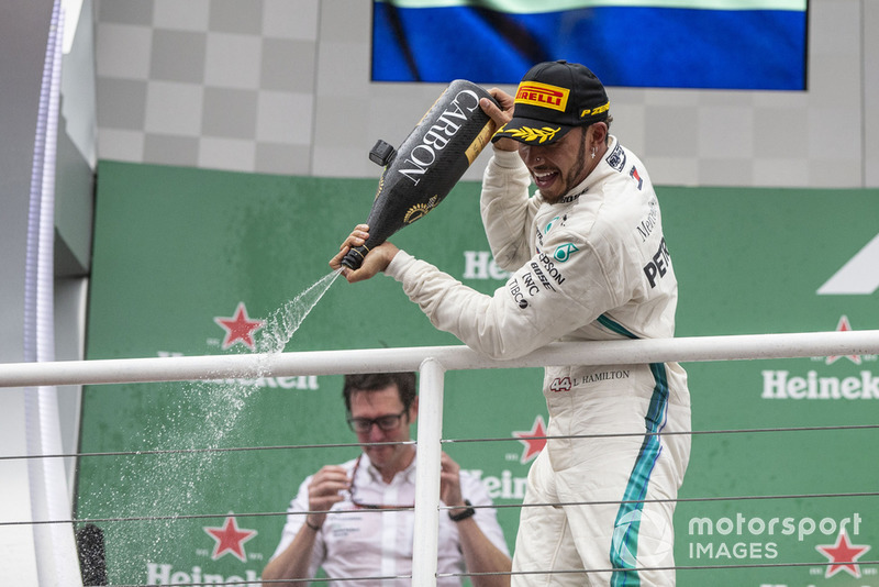 No ano passado, o título da Mercedes veio no Brasil, logo após o penta de Hamilton.