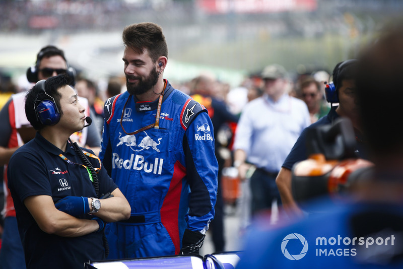 Des membres de Toro Rosso Honda discutent sur la grille