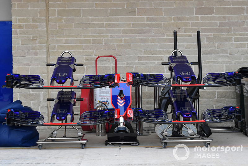 Des nez et ailerons avant de Scuderia Toro Rosso STR13