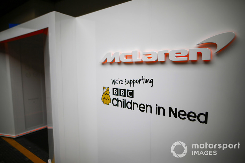 Logo badan amal BBC Children in Need di pintu masuk garasi McLaren