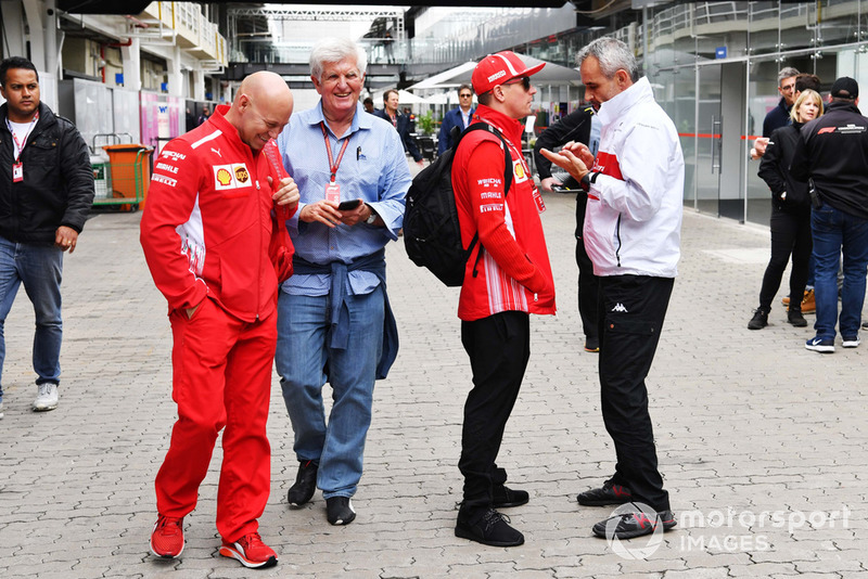 Тренер Марк Арнолл, журналіст Роже Бенуа, Кімі Райкконен, Ferrari, командний менеджер Sauber F1 Біт Цендер