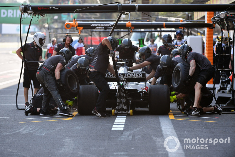 Kevin Magnussen, Haas F1 Team VF-18 pit stop
