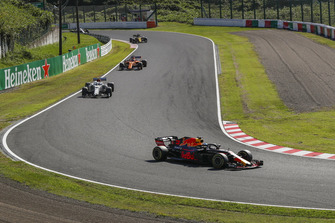 Daniel Ricciardo, Red Bull Racing RB14 leads Charles Leclerc, Sauber C37