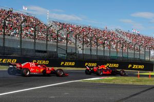 Max Verstappen, Red Bull Racing RB14, devant Sebastian Vettel, Ferrari SF71H