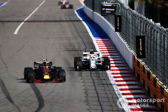 Max Verstappen, Red Bull Racing RB14, lidera a  Charles Leclerc, Sauber C37