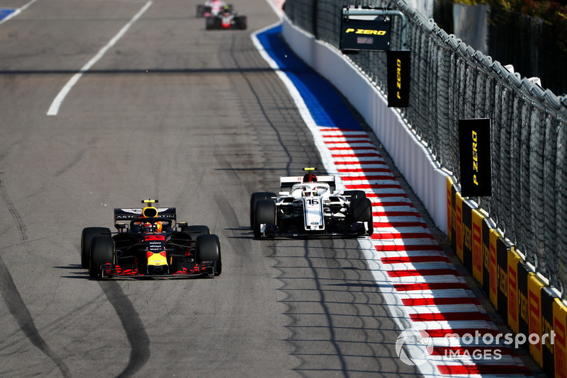 Max Verstappen, Red Bull Racing RB14, lidera a Charles Leclerc, Sauber C37