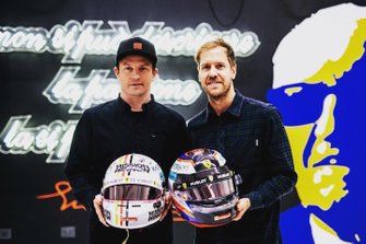 Sebastian Vettel et Kimi Räikkönen échangent leurs casques
