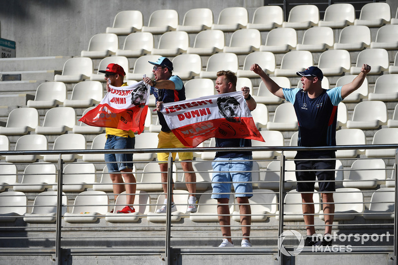 Robert Kubica, Williams fans and banner