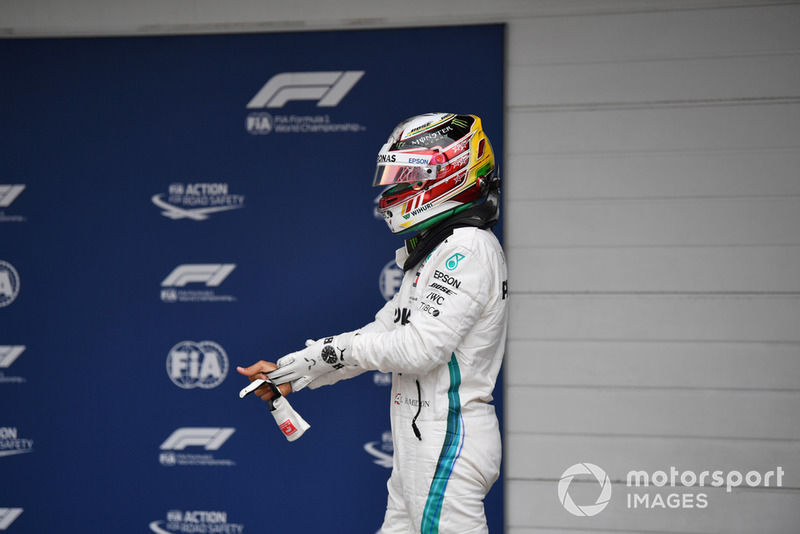Pole sitter Lewis Hamilton, Mercedes AMG F1 in Parc Ferme