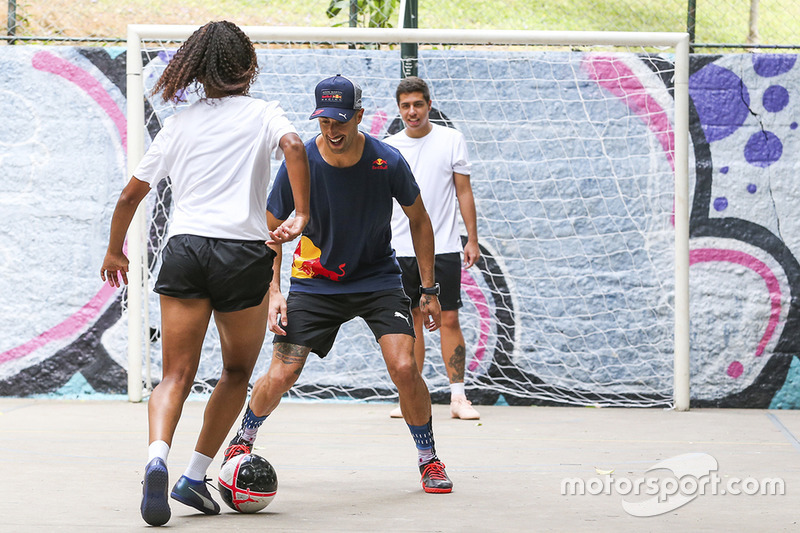 Max Verstappen y Daniel Ricciardo, Red Bull Racing juegan Futsal en Brasil