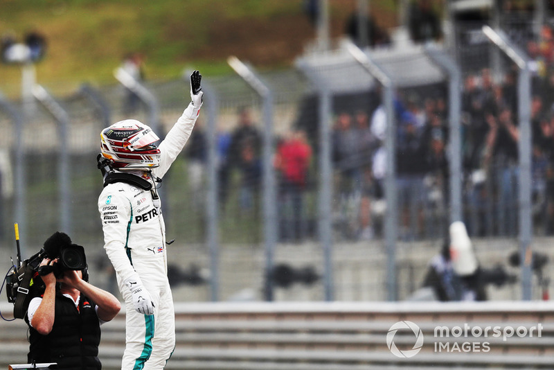 Il poleman Lewis Hamilton, Mercedes AMG F1, festeggia nel parco chiuso