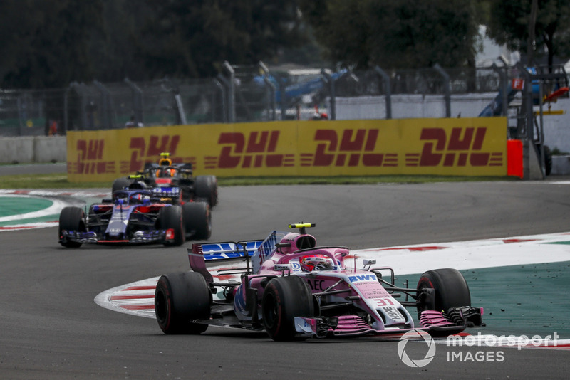 Esteban Ocon, Racing Point Force India VJM11 and Pierre Gasly, Scuderia Toro Rosso STR13