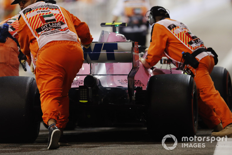 Esteban Ocon, Racing Point Force India VJM11, mogok di pit lane