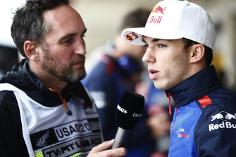 Pierre Gasly, Scuderia Toro Rosso, discute avec Franck Montagny de Canal+
