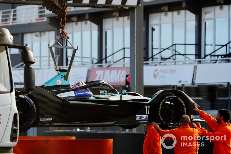 Gary Paffett, HWA Racelab, VFE-05, is recovered by the marshals.