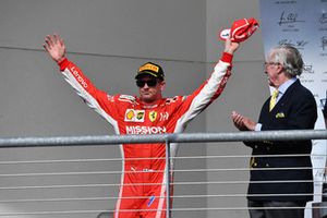 Il vincitore della gara Kimi Raikkonen, Ferrari, festeggia sul podio
