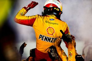 Joey Logano, Team Penske, Ford Fusion Shell Pennzoil and team celebrate