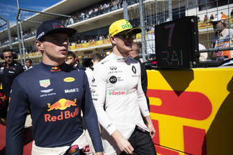 Max Verstappen, Red Bull Racing, and Nico Hulkenberg, Renault Sport F1 Team, on the grid