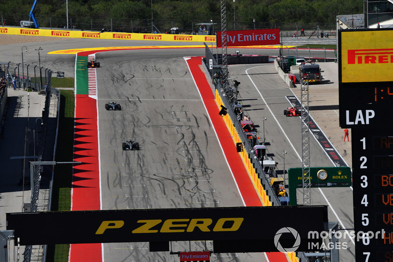 Кими Райкконен, Ferrari SF71H впереди Льюиса Хэмилтона и Валттери Боттаса на Mercedes-AMG F1 W09
