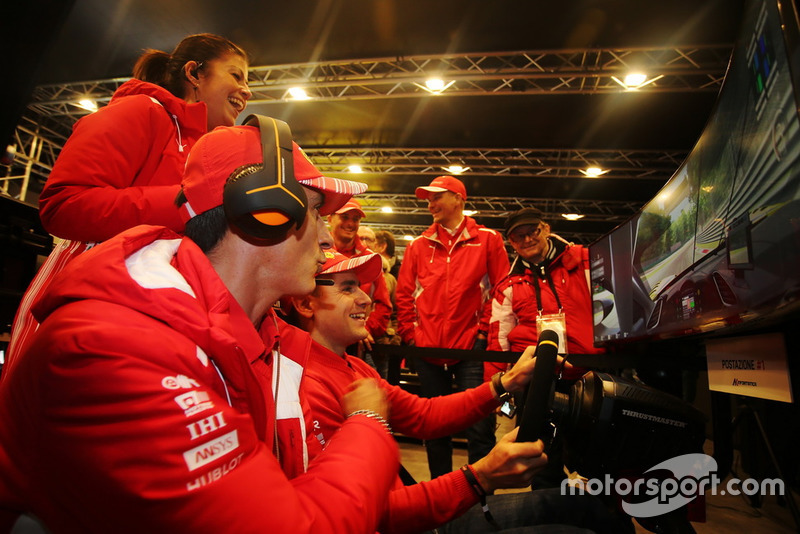 Пилоты Ferrari Сэм Бёрд, Давиде Ригон, Джанкарло Физикелла и Андреа Бертолини