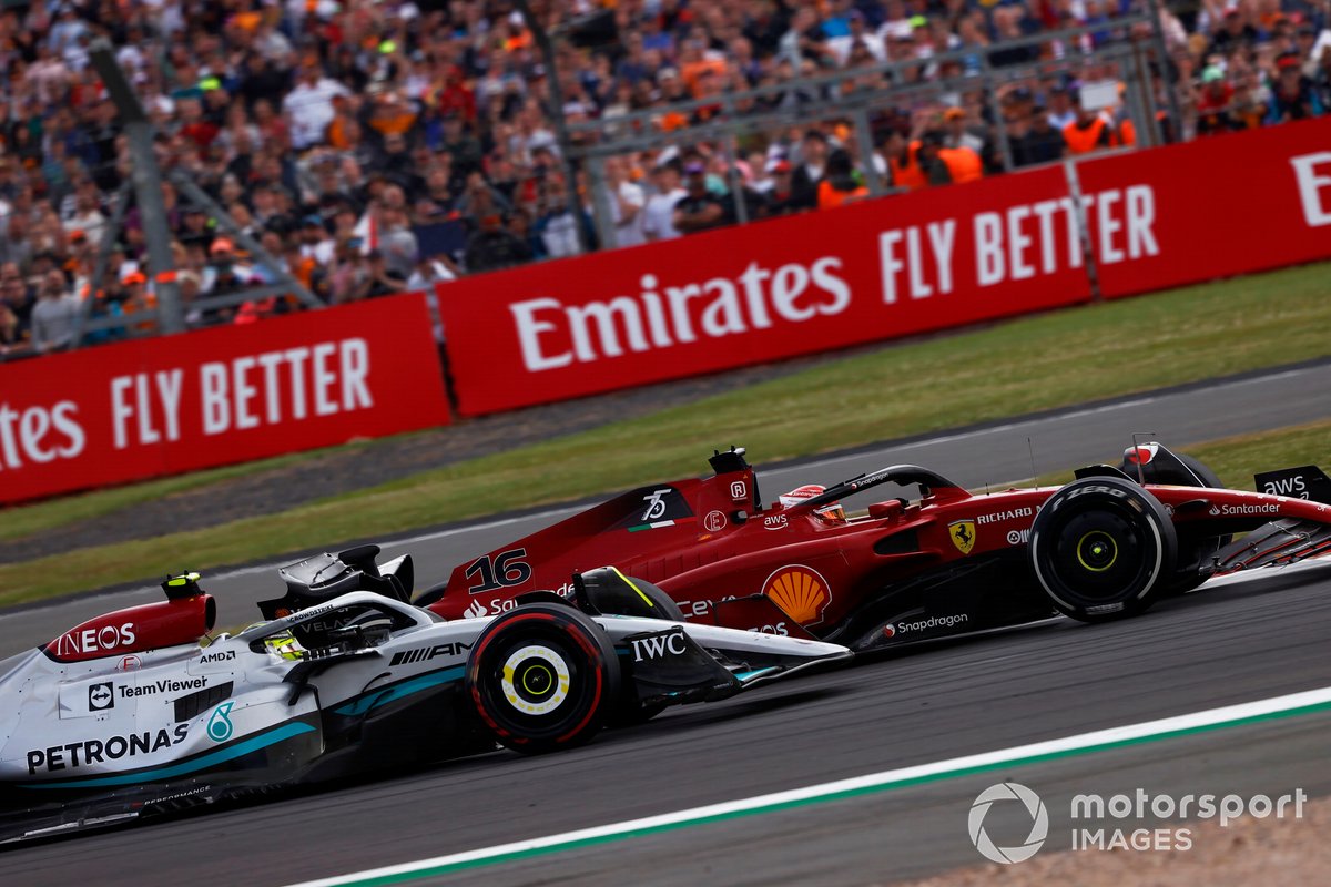 Charles Leclerc, Ferrari F1-75, lotta con Lewis Hamilton, Mercedes W13
