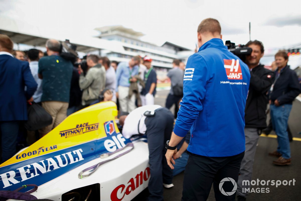 Mick Schumacher schaut auf den Williams FW14B