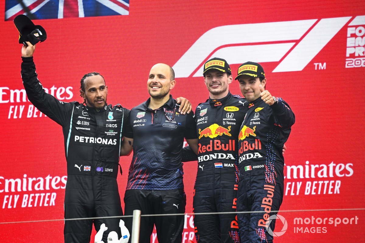 Podio: segundo lugar Lewis Hamilton, Mercedes, Gianpiero Lambiase, ingeniero de carrera de Red Bull Racing, ganador Max Verstappen, Red Bull Racing, tercer lugar Sergio Pérez, Red Bull Racing