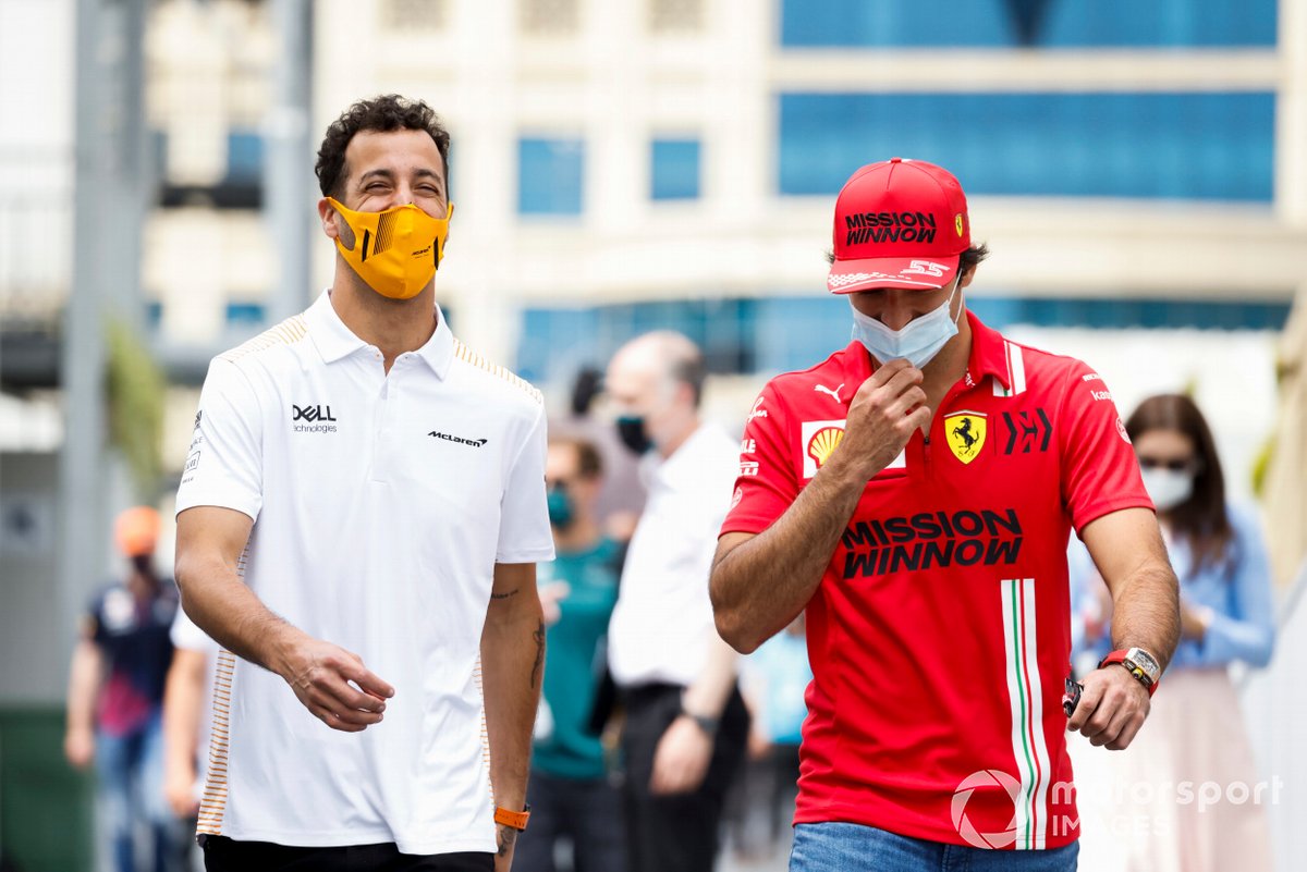 Daniel Ricciardo, McLaren y Carlos Sainz Jr., Ferrari