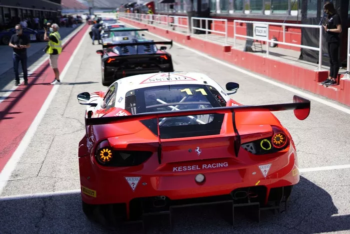 Auto in pit lane