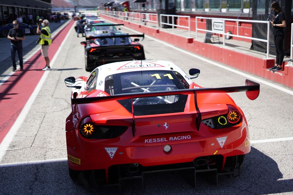 Auto in pit lane