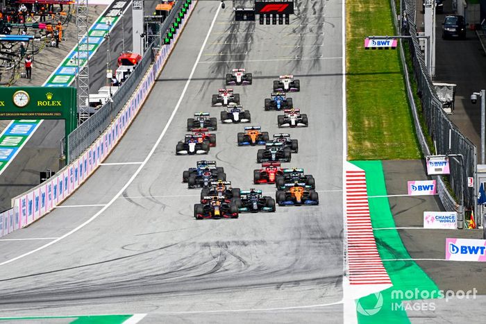 Arrancada Max Verstappen, Red Bull Racing RB16B, Lewis Hamilton, Mercedes W12, Lando Norris, McLaren MCL35M, Sergio Pérez, Red Bull Racing RB16B, Valtteri Bottas, Mercedes W12 y el resto del pelotón