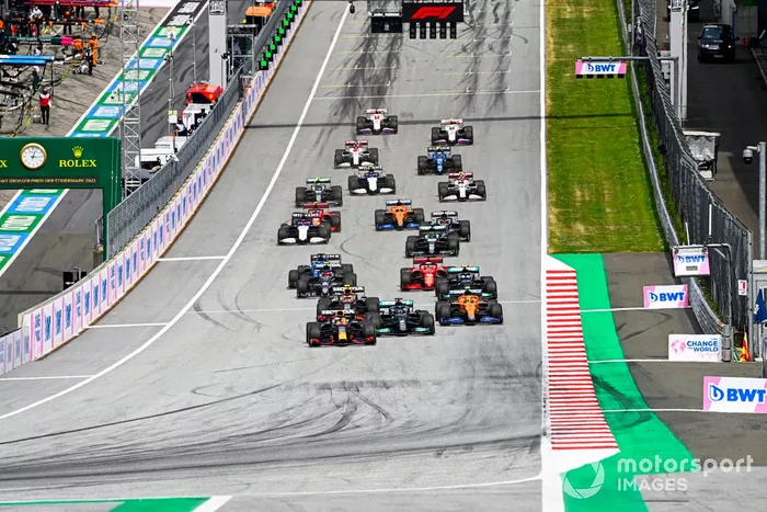 Arrancada Max Verstappen, Red Bull Racing RB16B, Lewis Hamilton, Mercedes W12, Lando Norris, McLaren MCL35M, Sergio Pérez, Red Bull Racing RB16B, Valtteri Bottas, Mercedes W12 y el resto del pelotón