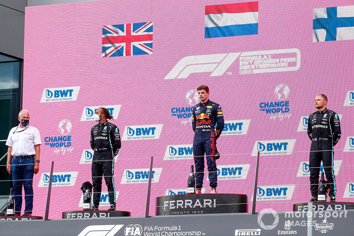 Podio: Helmut Marko, Consultor de Red Bull Racing, ganador de la carrera Max Verstappen, segundo lugar Lewis Hamilton, Mercedes, tercer lugar Valtteri Bottas, Mercedes