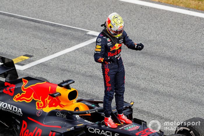 Ganador Max Verstappen, Red Bull Racing, celebra en Parc Ferme