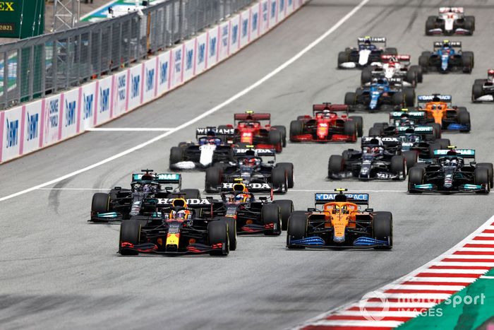 Max Verstappen, Red Bull Racing RB16B, Lando Norris, McLaren MCL35M, Sergio Pérez, Red Bull Racing RB16B, Lewis Hamilton, Mercedes W12, Valtteri Bottas, Mercedes W12, Pierre Gasly, AlphaTauri AT02, al inicio