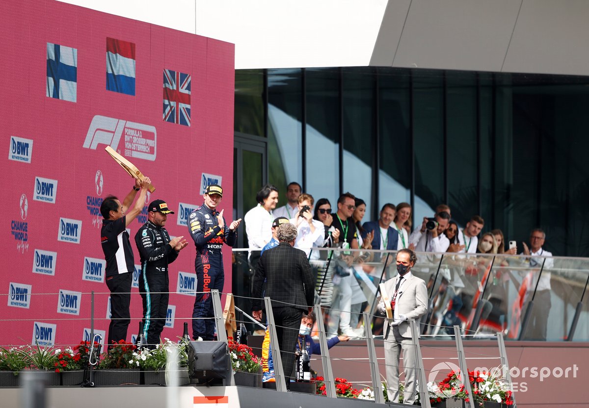 Podio: segundo lugar Valtteri Bottas, Mercedes, Toyoharu Tanabe, Director técnico F1 Honda, ganador Max Verstappen, Red Bull Racing , tercer lugar Lando Norris, McLaren