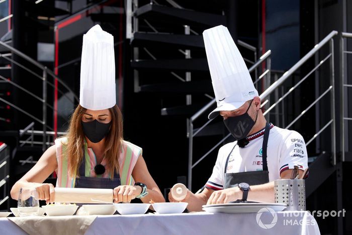 Valtteri Bottas, de Mercedes, participa en una dinámica de chef de cocina