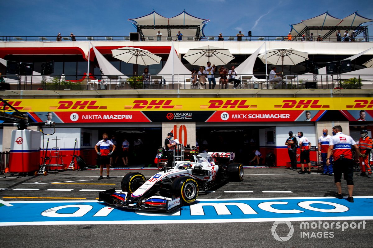 Mick Schumacher, Haas VF-21, esce dal garage