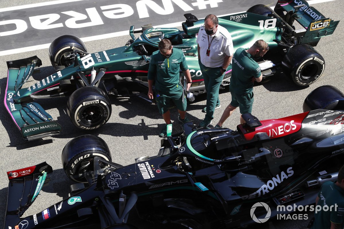 El coche de Lewis Hamilton Mercedes W12, y el de Lance Stroll Aston Martin AMR21 en pit lane