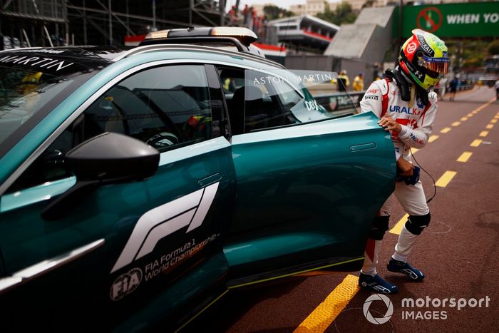 Mick Schumacher, Haas F1, vuelve a pits en el coche médico tras su accidente en la FP3