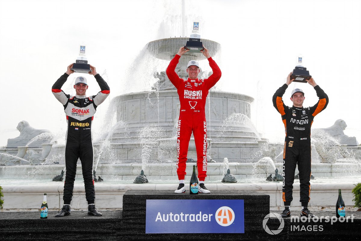 Podio: segundo lugar Rinus VeeKay, Ed Carpenter Racing Chevrolet, ganador Marcus Ericsson, Chip Ganassi Racing Honda, tercer lugar Patricio O’Ward, Arrow McLaren SP Chevrolet