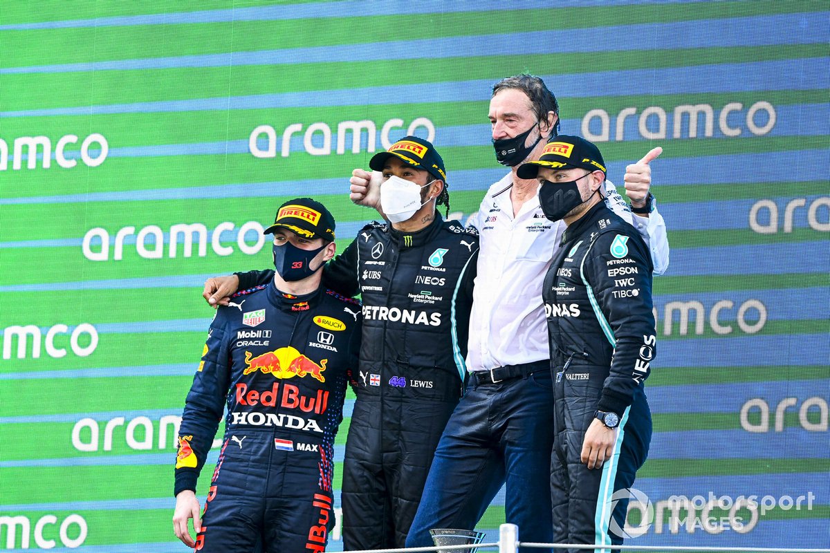 Max Verstappen, Red Bull Racing, 2 ° posto, Lewis Hamilton, Mercedes, 1 ° posto, il rappresentante della Mercedes e Valtteri Bottas, Mercedes, 3 ° posto, sul podio