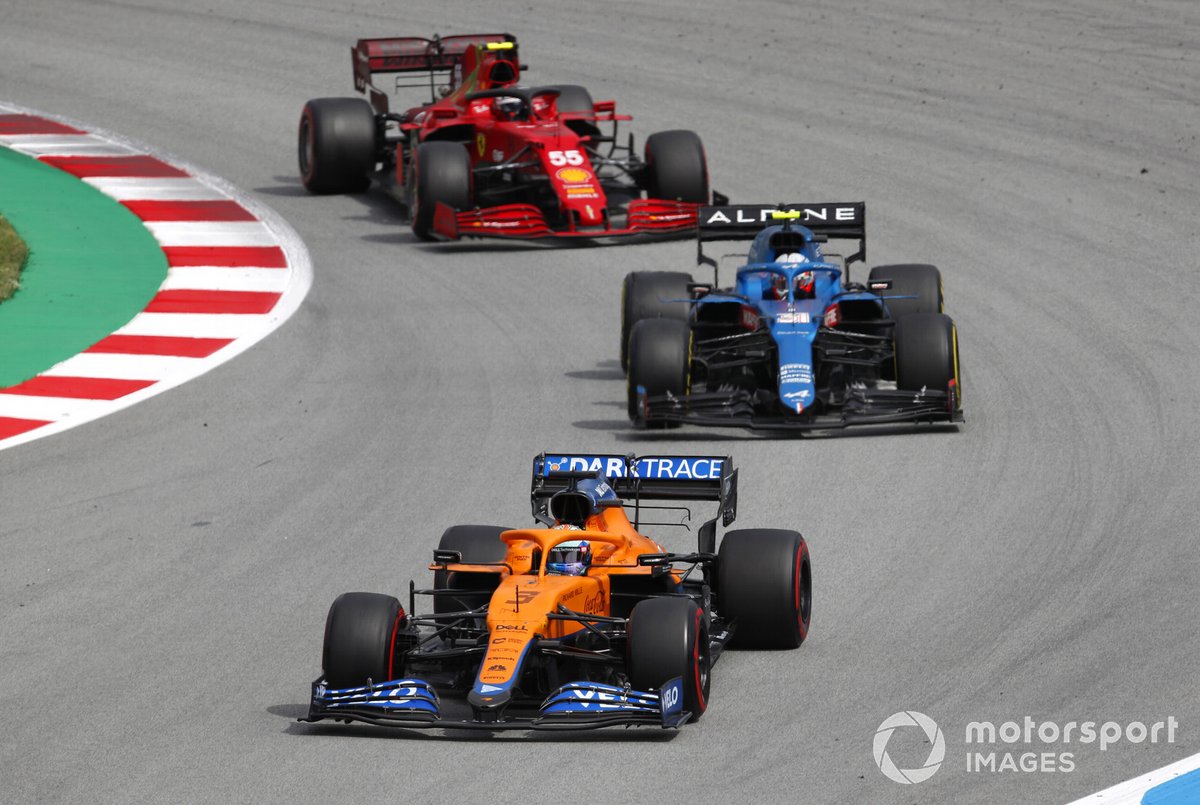 Daniel Ricciardo, McLaren MCL35M, Esteban Ocon, Alpine A521, y Carlos Sainz Jr., Ferrari SF21